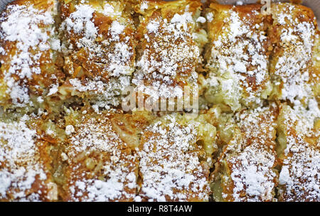 Traditionelle griechische bougatsa - griescreme Gebäck mit Sahne gefüllt und mit Puderzucker und Zimt garniert Stockfoto