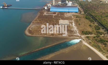 Kraftwerk von Meer, paiton Java, Indonesien. luftaufnahme Kraftwerk in Asien. Stockfoto