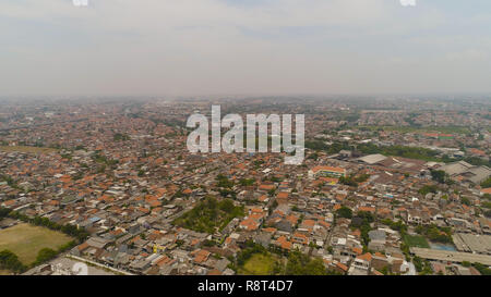 Antenne Stadtbild dicht bebaute asiatischen Stadt. moderne Stadt Surabaya mit Gebäuden und Häusern. Surabaya Hauptstadt Ost Java, Indonesien Stockfoto