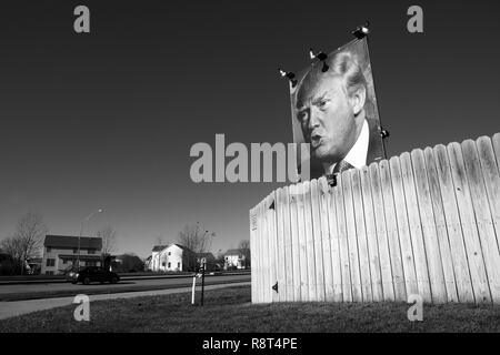 Des Moines, Iowa, United States, 10. Dezember 2015: ein leidenschaftlicher Verfechter des Donald Trump, seine eigenen Reklametafeln an seinem Haus in West Des Moines, Iowa. Stockfoto