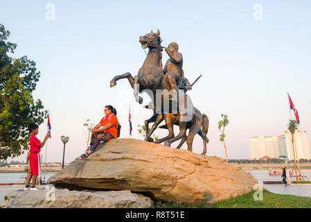 Decho Meas Decho Yat statue am Ufer des Tonlé Sap Fluss in Phnom Penh Kambodscha Stockfoto