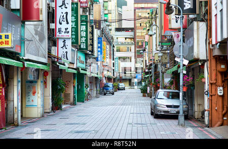 Taipei, Taiwan - Dez. 2, 2018 - ein typisches Einkaufspromenaden Seitenstraße in Taipeh am frühen Morgen, bevor die ersten Läden öffnen. Stockfoto