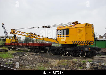 Nowosibirsk, Russland - Juli 20, 2018: Loader auf der Eisenbahn auf der Plattform des vagon. Stockfoto