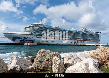 Caribbean Princess Kreuzfahrt Schiff angedockt an Willemstad mega-pier Curacao Stockfoto