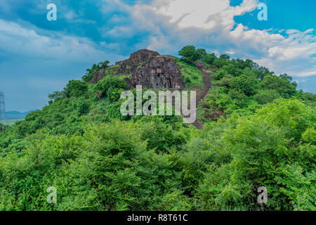 Buddhiest Tempel in der Nähe Blick von der Spitze eines Hügels mit grünen Wald sieht toll aus. Stockfoto