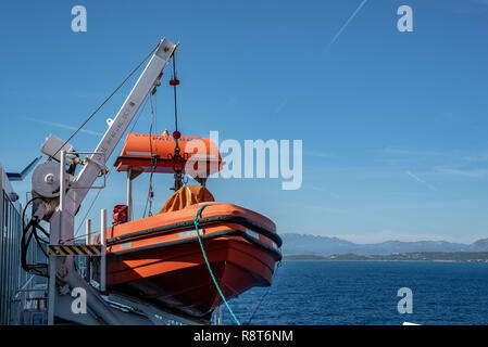 Red Rettungsboot Rettungsboot steht auf dem Deck der Fähre Stockfoto