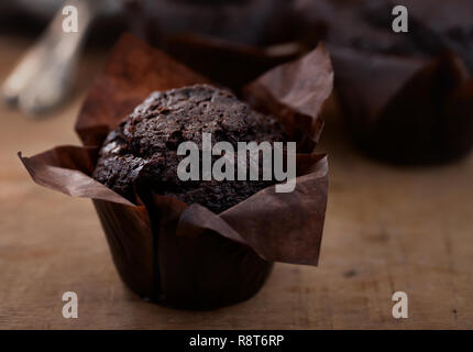 Nahaufnahme von Schokolade muffin auf hölzernen Tisch Stockfoto
