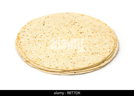 Stapel von Multigrain Tortillas mit Weizenkleie und Leinsamen isoliert auf weißem