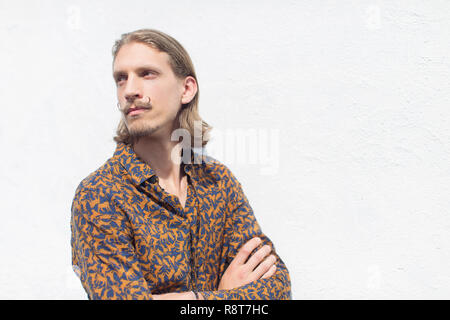 Portrait ernsthafte, nachdenkliche junge männliche Hipster Stockfoto