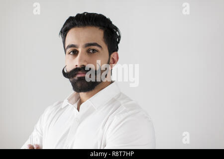 Portrait zuversichtlich, ernsthaften jungen Mann mit Lenker Schnurrbart Stockfoto