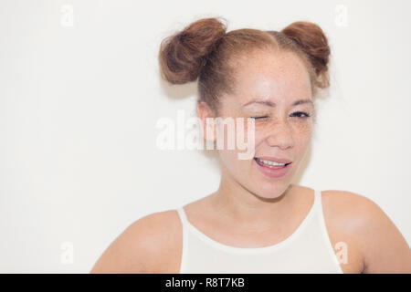 Portrait selbstbewussten jungen Frau mit Sommersprossen winking Stockfoto