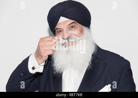 Portrait zuversichtlich, älterer Mann mit weißem Bart tragen Turban Stockfoto