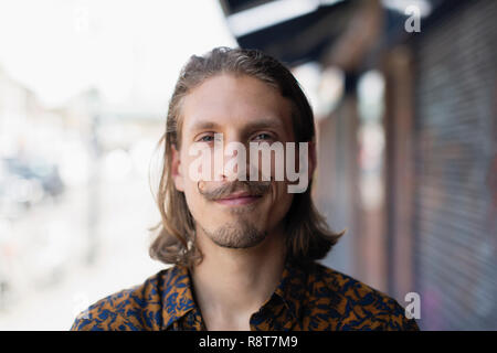 Portrait zuversichtlich, dass junge männliche Hipster mit Schnurrbart Stockfoto