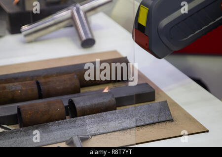 Handheld Laser Reinigung Pistole Rost entfernen aus Rohr Stockfoto