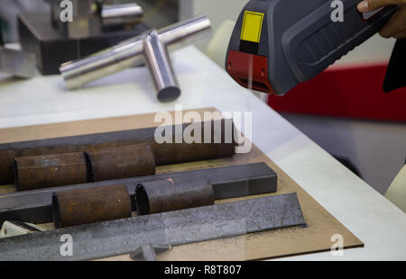 Handheld Laser Reinigung Pistole Rost entfernen aus Rohr Stockfoto