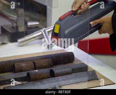 Handheld Laser Reinigung Pistole Rost entfernen aus Rohr Stockfoto