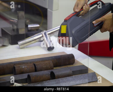 Handheld Laser Reinigung Pistole Rost entfernen aus Rohr Stockfoto