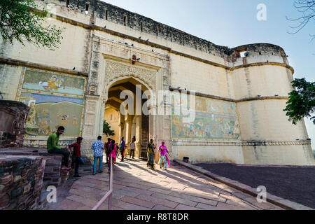 Tor am Eingang des Mehrangarh Fort, Jodhpur, Rajasthan, Indien Stockfoto
