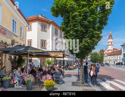 Cafe/Bar auf dem Rathausplatz (Rotušės aikštė) in die Altstadt, Vilnius, Litauen Stockfoto