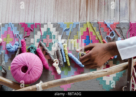 Bunte Threads auf einem Webstuhl für traditionelle Panja dhurrie Weben, Salawas Dorf, Rajasthan, Indien Stockfoto