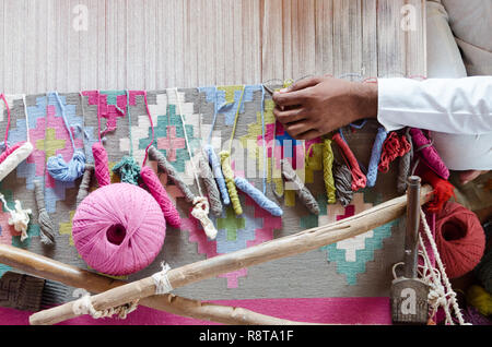 Bunte Threads auf einem Webstuhl für traditionelle Panja dhurrie Weben, Salawas Dorf, Rajasthan, Indien Stockfoto