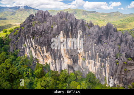 Scharfe Nadeln von schwarzen vulkanischen Gipfeln. Berge in der Nähe von Mont Aoupinie und Poya Fluss, Luftbild. Im Norden der Provinz, Neukaledonien, Mikronesien, Ozeanien. Stockfoto