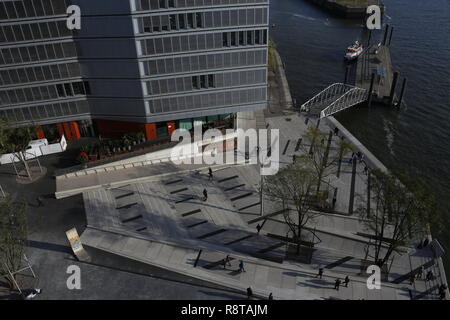 Elbphilharmonie Plaza Blick auf den Platz der Deutschen Einheit und den Anleger 'Elbphilharmonie' Unten links ein Stück aus der Berliner Mauer. Stockfoto