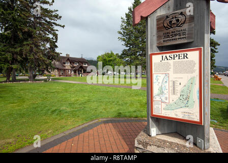 Informationen anmelden Jasper Village (im Hintergrund das Visitor Center), Jasper National Park, Rocky Mountains, Alberta, Kanada Stockfoto
