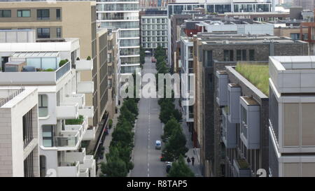 Straße in der Hamburger Hafencity, gesehen von der Plaza der Elbphilharmonie Stockfoto