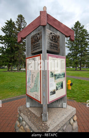 Informationen Zeichen in Jasper, Jasper National Park, Rocky Mountains, Alberta, Kanada Stockfoto