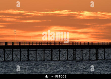 Southend-on-Sea, Essex, Großbritannien. 17. Dezember, 2018. UK Wetter: Sonnenaufgang über Southend-on-Sea - Blick auf den Pier Kredit suchen: Ben Rektor/Alamy leben Nachrichten Stockfoto