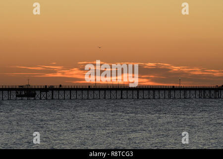 Southend-on-Sea, Essex, Großbritannien. 17. Dezember, 2018. UK Wetter: Sonnenaufgang über Southend-on-Sea - Blick auf den Pier Kredit suchen: Ben Rektor/Alamy leben Nachrichten Stockfoto