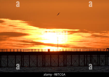 Southend-on-Sea, Essex, Großbritannien. 17. Dezember, 2018. UK Wetter: Sonnenaufgang über Southend-on-Sea - Blick auf den Pier Kredit suchen: Ben Rektor/Alamy leben Nachrichten Stockfoto