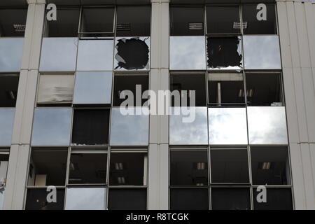 Athen, Griechenland. 17 Dez, 2018. Schäden an einem Gebäude im südlichen Vorort Faliro in Athen, Griechenland gesehen, am 04.12.17., 2018. Eine behelfsmäßige Sprengkörper ging früher Montag in den Räumlichkeiten der griechischen Medien Gruppe SKAI im südlichen Vorort Faliro in Athen, den materiellen Schaden, aber keine Verletzungen, Griechische nationale Nachrichtenagentur AMNA berichtet. Credit: Lefteris Partsalis/Xinhua/Alamy leben Nachrichten Stockfoto