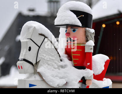 Seiffen, Deutschland. 15 Dez, 2018. Schnee liegt auf der so genannten "eiffener Reiterlein' bezeichnet in der Toy Seiffen. In der Adventszeit Seiffen ist ein Touristenmagnet und zieht zahlreiche Touristen aus dem In- und Ausland. Credit: Hendrik Schmidt/dpa-Zentralbild/ZB/dpa/Alamy leben Nachrichten Stockfoto