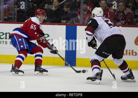 Washington, DC, USA. 11 Nov, 2018. Washington Capitals linken Flügel Andre Burakovsky (65) trägt der Puck während durch Arizona Kojoten defenceman Jason Demers (55) Während des Spiels zwischen den Arizona Kojoten und Washington Capitals in der Hauptstadt zu einer Arena, in Washington, DC am 11. November 2018 verteidigt. Credit: Alex Edelman/ZUMA Draht/Alamy leben Nachrichten Stockfoto