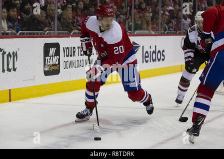 November 11, 2018 - Washington, DC, USA - Washington Capitals center Lars Eller (20) Skates mit dem Puck während des Spiels zwischen den Arizona Kojoten und Washington Capitals in der Hauptstadt zu einer Arena, in Washington, DC am 11. November 2018. (Bild: © Alex Edelman/ZUMA Draht) Stockfoto