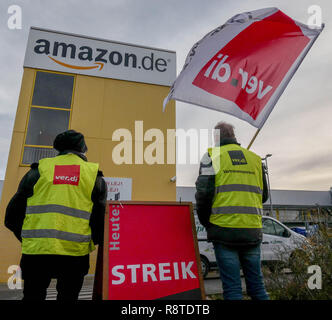 Leipzig, Deutschland. 17 Dez, 2018. Gewerkschaftsmitglieder Streik am Standort Leipzig der US-Versandhändler Amazon. Die Union kämpft seit Jahren für einen Tarifvertrag bei Amazon. Mit neuen Streiks kurz vor Weihnachten, als der Konflikt nun in die nächste Runde. Credit: Peter Endig/dpa-Zentralbild/dpa/Alamy leben Nachrichten Stockfoto