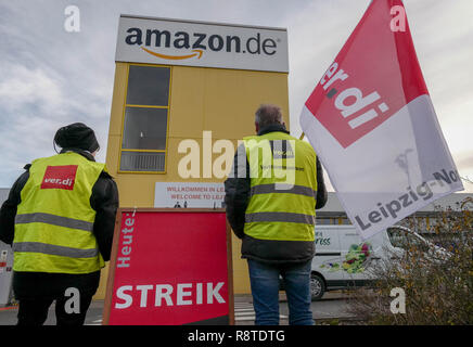 Leipzig, Deutschland. 17 Dez, 2018. Gewerkschaftsmitglieder Streik am Standort Leipzig der US-Versandhändler Amazon. Die Union kämpft seit Jahren für einen Tarifvertrag bei Amazon. Mit neuen Streiks kurz vor Weihnachten, als der Konflikt nun in die nächste Runde. Credit: Peter Endig/dpa-Zentralbild/dpa/Alamy leben Nachrichten Stockfoto