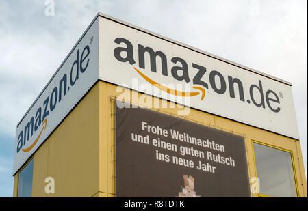 Leipzig, Deutschland. 17 Dez, 2018. Außenansicht am Standort Leipzig der US-Versandhändler Amazon. Die Gewerkschaft Verdi kämpft seit Jahren für einen Tarifvertrag bei Amazon. Mit neuen Streiks kurz vor Weihnachten, als der Konflikt nun in die nächste Runde. Credit: Peter Endig/dpa-Zentralbild/dpa/Alamy leben Nachrichten Stockfoto