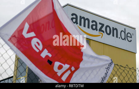 Leipzig, Deutschland. 17 Dez, 2018. Die Gewerkschaft Verdi Streiks am Standort Leipzig der US-Versandhändler Amazon. Ein Verdi Flagge ist das Fliegen vor der Amazon Gebäude. Die Gewerkschaft Verdi kämpft seit Jahren für einen Tarifvertrag bei Amazon. Mit neuen Streiks kurz vor Weihnachten, als der Konflikt nun in die nächste Runde. Credit: Peter Endig/dpa-Zentralbild/dpa/Alamy leben Nachrichten Stockfoto