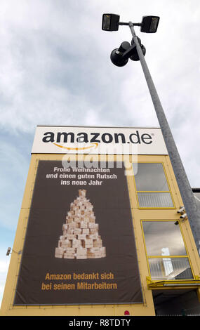 Leipzig, Deutschland. 17 Dez, 2018. Außenansicht am Standort Leipzig der US-Versandhändler Amazon. Die Gewerkschaft Verdi kämpft seit Jahren für einen Tarifvertrag bei Amazon. Mit neuen Streiks kurz vor Weihnachten, als der Konflikt nun in die nächste Runde. Credit: Peter Endig/dpa-Zentralbild/dpa/Alamy leben Nachrichten Stockfoto