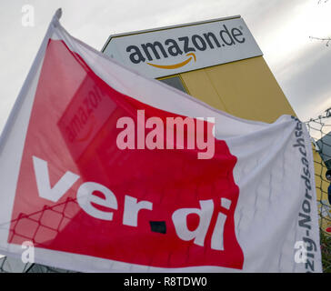 Leipzig, Deutschland. 17 Dez, 2018. Die Gewerkschaft Verdi Streiks am Standort Leipzig der US-Versandhändler Amazon. Ein Verdi Flagge ist das Fliegen vor der Amazon Gebäude. Die Gewerkschaft Verdi kämpft seit Jahren für einen Tarifvertrag bei Amazon. Mit neuen Streiks kurz vor Weihnachten, als der Konflikt nun in die nächste Runde. Credit: Peter Endig/dpa-Zentralbild/dpa/Alamy leben Nachrichten Stockfoto