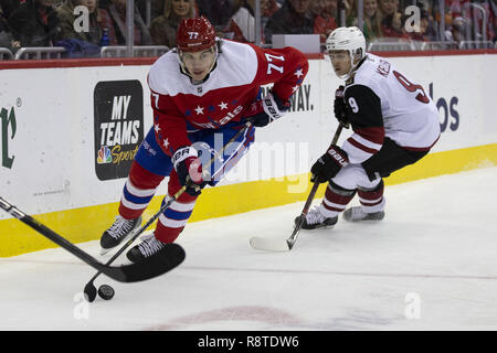 November 11, 2018 - Washington, DC, USA - Washington Capitals rechten Flügel T.J. Oshie (77) Skates mit dem Puck, während durch Arizona Kojoten center Clayton Keller verteidigt (9) während des Spiels zwischen den Arizona Kojoten und Washington Capitals in der Hauptstadt zu einer Arena, in Washington, DC am 11. November 2018. (Bild: © Alex Edelman/ZUMA Draht) Stockfoto