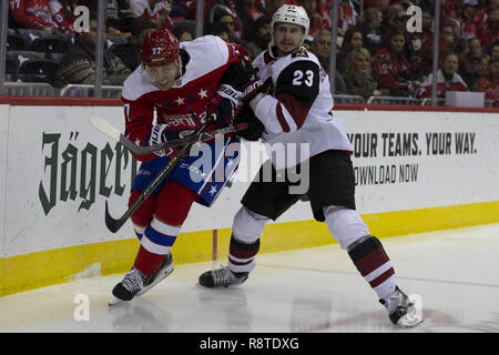 November 11, 2018 - Washington, DC, USA - Washington Capitals rechten Flügel T.J. Oshie (77) und Arizona Kojoten defenseman Oliver Ekman-Larsson (23) Kampf um Besitz während des Spiels zwischen den Arizona Kojoten und Washington Capitals in der Hauptstadt zu einer Arena, in Washington, DC am 11. November 2018. (Bild: © Alex Edelman/ZUMA Draht) Stockfoto