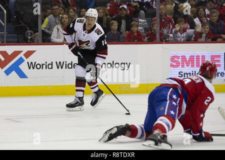 November 11, 2018 - Washington, DC, USA - Arizona Kojoten rechten Flügel Richard Panik (14) sieht zu schießen, während durch die Washington Capitals defenseman Matt Niskanen (2) während des Spiels zwischen den Arizona Kojoten und Washington Capitals in der Hauptstadt zu einer Arena, in Washington, DC am 11. November 2018 verteidigt. (Bild: © Alex Edelman/ZUMA Draht) Stockfoto