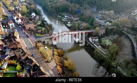 Die Welten, die älteste Brücke in Ironbridge Shropshire vorgestellt in der neuen Farbe von Rot nach Monaten der Renovierungsarbeiten. Die Brücke hat Dunkelgrau für die meisten es ist das Leben, sondern die Restaurierung wurde aufgedeckt, daß die ursprüngliche Farbe rot war. Quelle: David Bagnall/Alamy leben Nachrichten Stockfoto