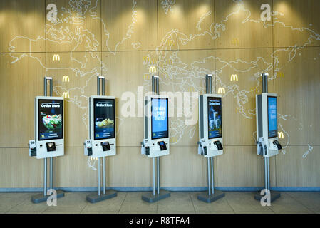 Chicago, USA. 17. Dezember 2018. Interaktive Menüs bei McDonald's Restaurant an seinem Stammsitz im Westen Loop. McDonald's hat die Pläne, die Verwendung von Antibiotika in seiner globalen Rindfleisch Versorgung zu reduzieren angekündigt, Betankung vorhersagen, die anderen Restaurants werden folgen. Die weltweit größte Fast-Food-Kette werden die Befürchtungen, dass die überbeanspruchung der Antibiotika von entscheidender Bedeutung für die Bekämpfung von Infektionen beim Menschen bei Nutztieren Wirksamkeit der Drogen" in Menschen abschwächen können. Credit: Stephen Chung/Alamy leben Nachrichten Stockfoto