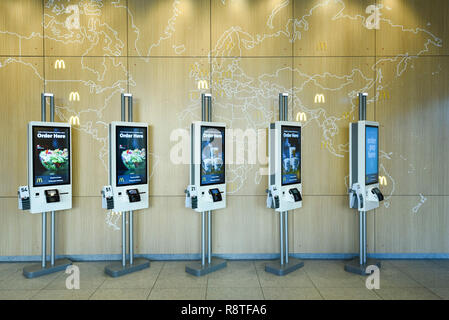 Chicago, USA. 17. Dezember 2018. Interaktive Menüs bei McDonald's Restaurant an seinem Stammsitz im Westen Loop. McDonald's hat die Pläne, die Verwendung von Antibiotika in seiner globalen Rindfleisch Versorgung zu reduzieren angekündigt, Betankung vorhersagen, die anderen Restaurants werden folgen. Die weltweit größte Fast-Food-Kette werden die Befürchtungen, dass die überbeanspruchung der Antibiotika von entscheidender Bedeutung für die Bekämpfung von Infektionen beim Menschen bei Nutztieren Wirksamkeit der Drogen" in Menschen abschwächen können. Credit: Stephen Chung/Alamy leben Nachrichten Stockfoto