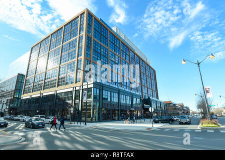 Chicago, USA. 17. Dezember 2018. Einen allgemeinen Überblick über das globale McDonald's Hauptsitz im West Loop. McDonald's hat die Pläne, die Verwendung von Antibiotika in seiner globalen Rindfleisch Versorgung zu reduzieren angekündigt, Betankung vorhersagen, die anderen Restaurants werden folgen. Die weltweit größte Fast-Food-Kette werden die Befürchtungen, dass die überbeanspruchung der Antibiotika von entscheidender Bedeutung für die Bekämpfung von Infektionen beim Menschen bei Nutztieren Wirksamkeit der Drogen" in Menschen abschwächen können. Credit: Stephen Chung/Alamy leben Nachrichten Stockfoto